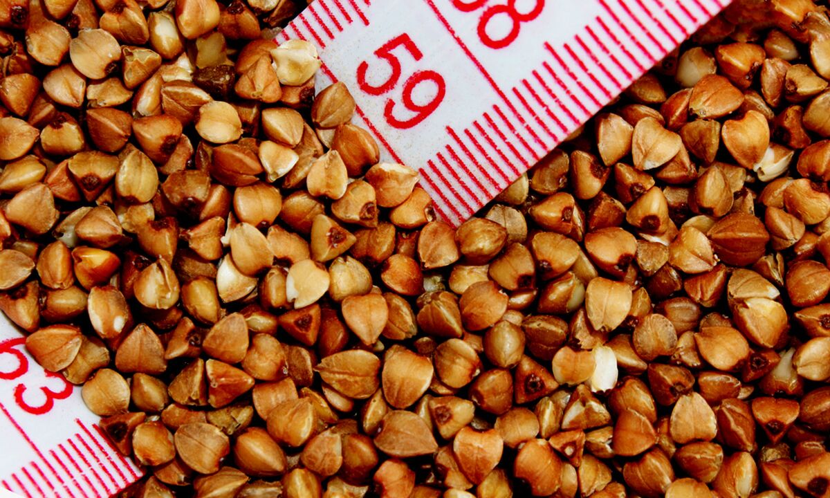 Buckwheat ass e Low-Kalorie Produkt dat hëlleft Gewiicht ze verléieren